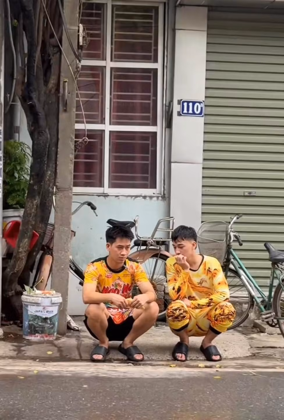 Ngoài những đoạn clip khoe các outfit độc lạ, Dương còn “nổi tiếng” vì sợ vợ. Mỗi khi nghe Em Thảo Bán Xôi gọi “Dương ơi” là cộng đồng mạng biết ngay “có biến”