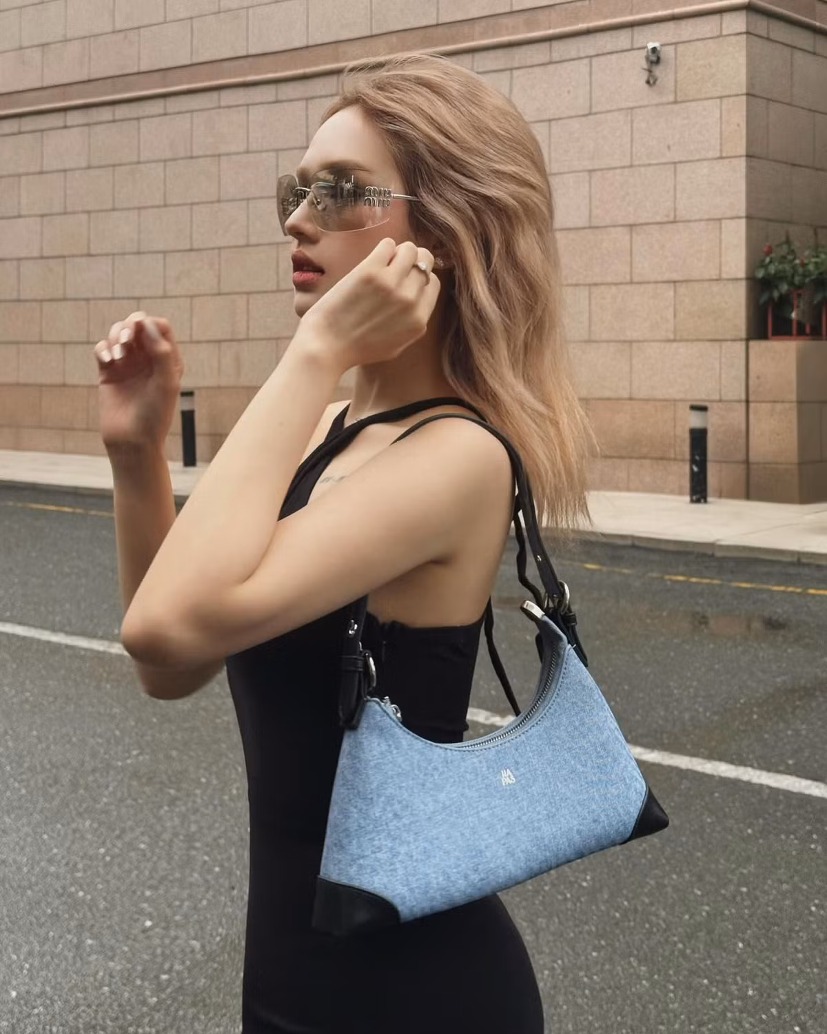 Cặp đôi cũng được người qua đường bắt gặp những khoảnh khắc thân mật, khóa môi cực ngọt trên sân pickleball.