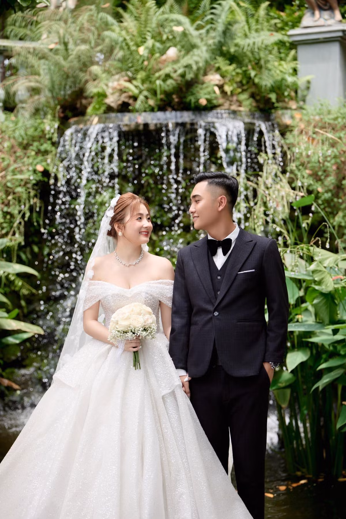 Nhan sắc xinh đẹp của cô dâu trong ngày cưới cũng khiến nhiều người xuýt xoa.