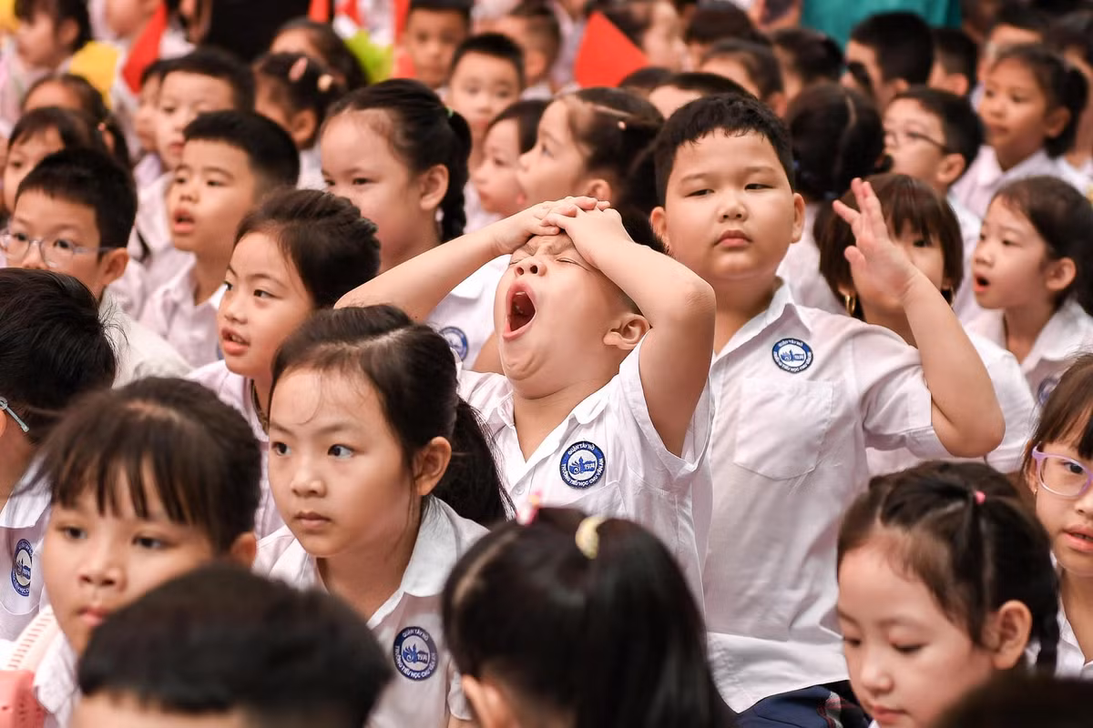 Sáng sớm nay, hàng triệu phụ huynh nô nức đưa trẻ đến trường khai giảng năm học mới, năm học 2024 - 2025. Hầu hết các em nhỏ đều háo hứng được lên lớp, đến trường gặp lại thầy cô, bè bạn sau 3 tháng hè. Tuy nhiên, nhiều bạn nhỏ vẫn còn luyến tiếc những ngày nghỉ xả hơi nên...chưa mấy hào hứng.