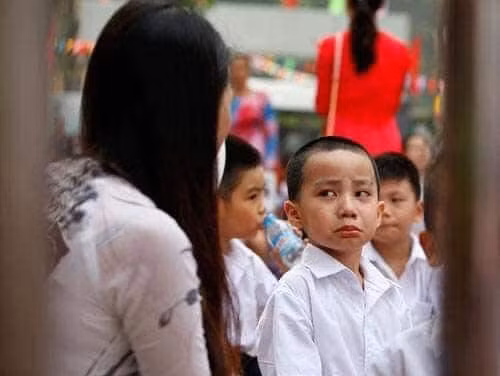 Vẻ mặt mếu máo khiến các bậc phụ huynh phải bật cười.