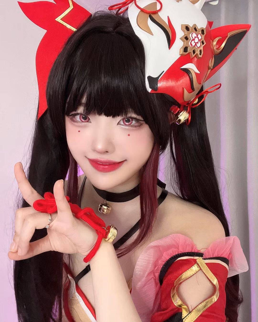 Hina sinh năm 2001, là cosplayer nổi tiếng ở Hàn Quốc, Nhật Bản, Trung Quốc và một số quốc gia châu Á.