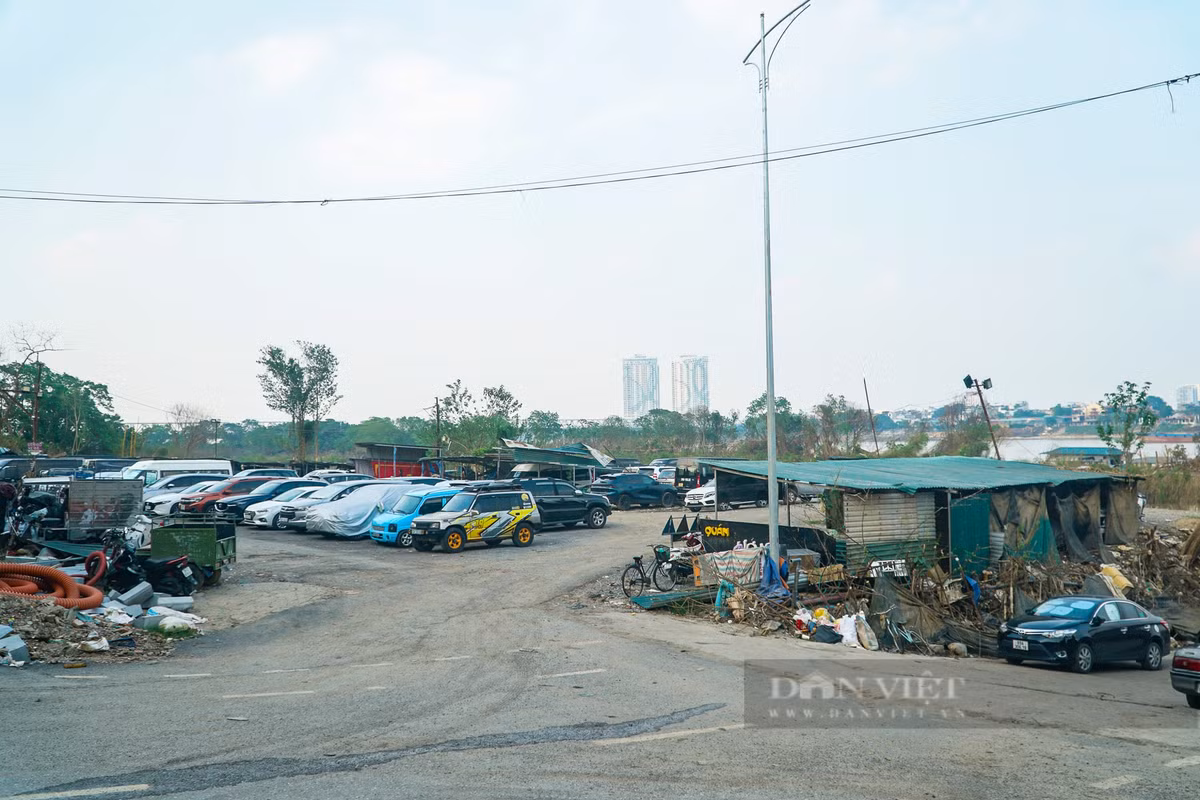 Khu vực Chương Dương Độ, bến tàu du lịch sông Hồng bắt đầu trở lại cuộc sống bình thường. Nơi đây từng ngập sâu 3 đến 4 mét, hàng trăm hộ dân đã phải di tản để đảm bảo an toàn do lũ lụt.