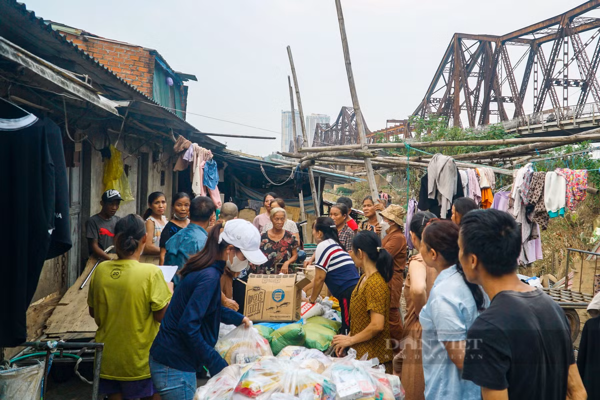 Các mạnh thường quân xuống hỗ trợ người dân sau mưa lũ.