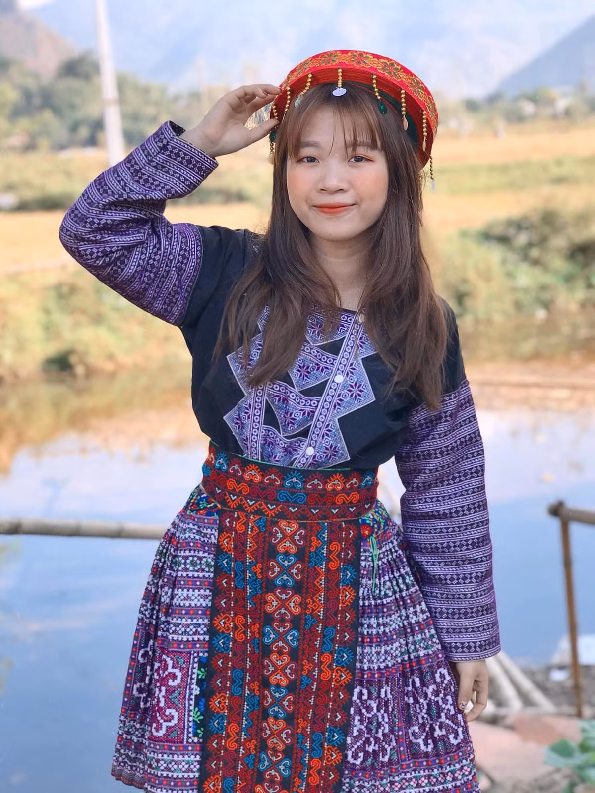 Theo đó, trong bức ảnh trước đây được nàng Tiktoker đăng tải, Hoài Thương sở hữu gương mặt khá bầu bĩnh, đường nét khá nhạt nhòa, đôi mắt sụp mí không gây ấn tượng quá nhiều.