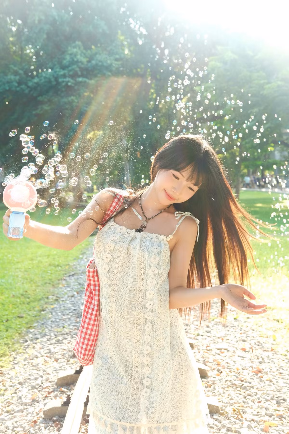 Hoài Thương theo đuổi phong cách nữ tính, ngọt ngào, mang vibe thanh xuân vườn trường.