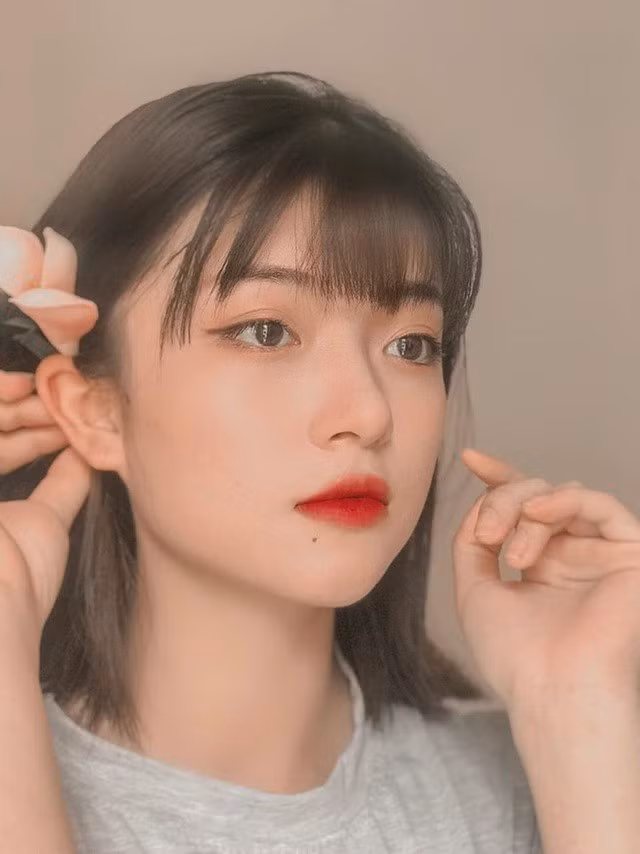 Mái tóc ngắn đến vai cùng chiếc mái thưa là điểm đặc trưng của cô nàng.