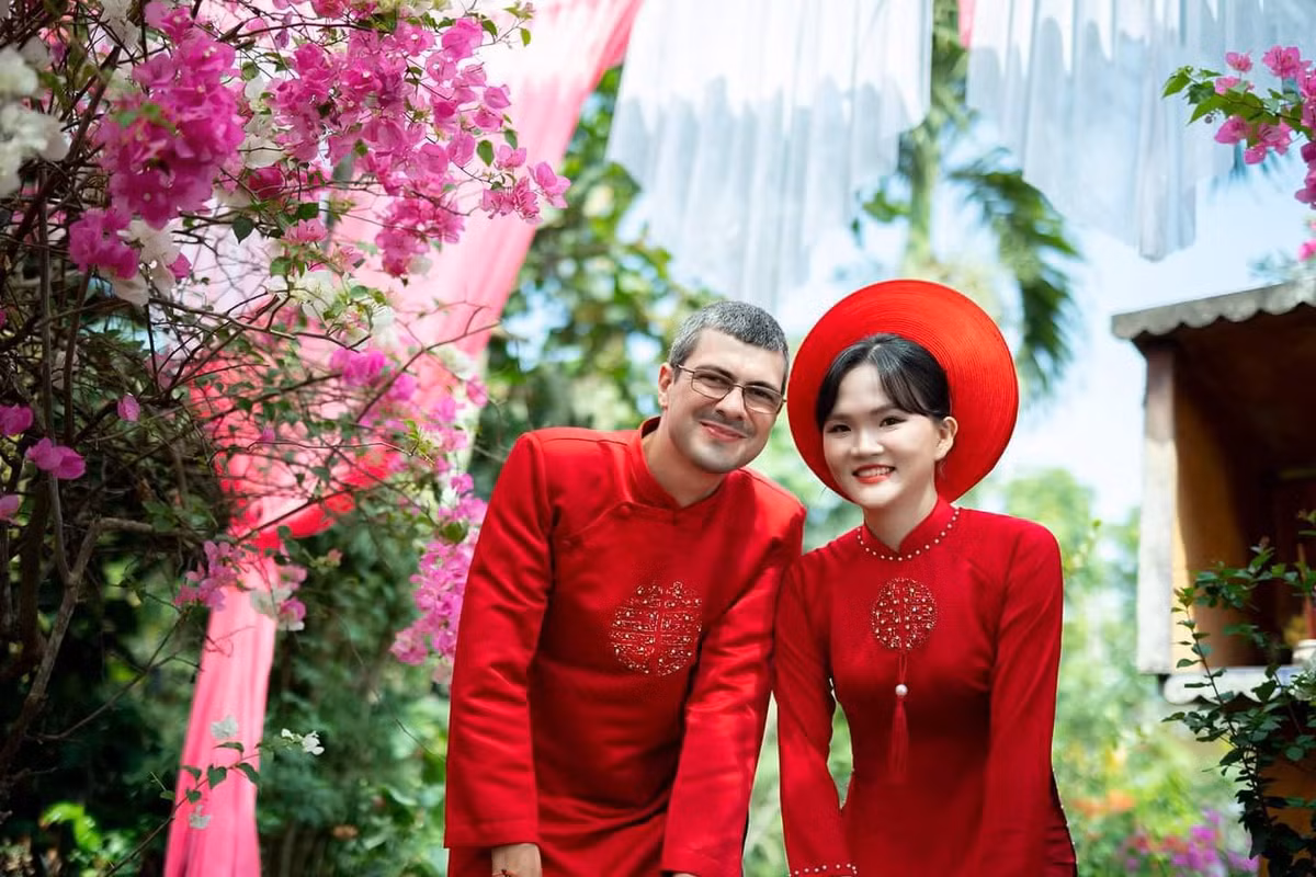 Một phần muốn luyện tập tiếng Anh với người nước ngoài, một phần cũng có hứng thú nên muốn tiếp tục trò chuyện với Cheo nên Thúy đã trả lời tin nhắn của người đàn ông. Càng nói chuyện, cả hai càng cảm thấy gắn kết và có cảm tình với nhau hơn.