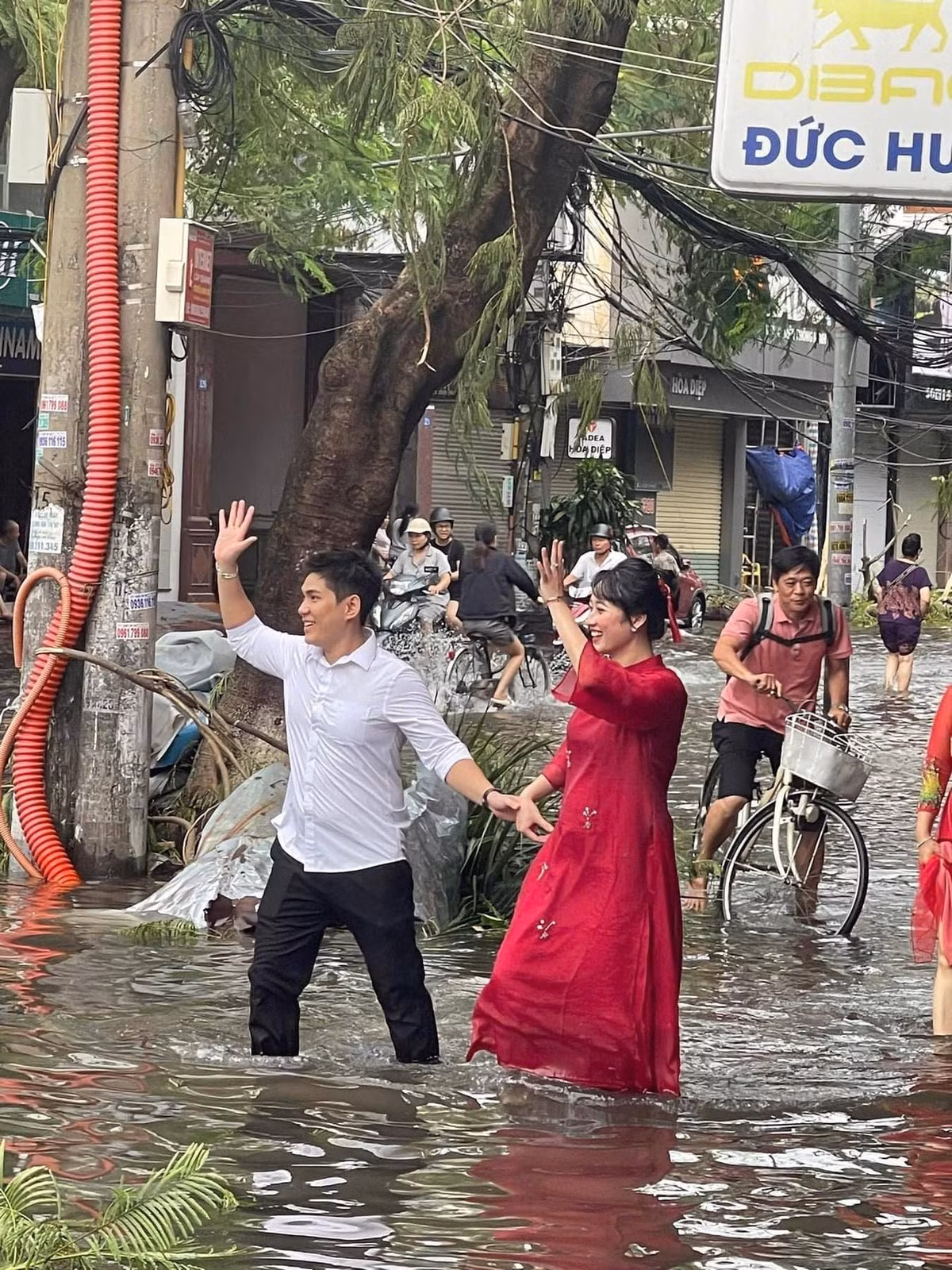Dù phần dưới của trang phục ngập trong nước, tuy nhiên cặp đôi vẫn nở nụ cười rạng rỡ trong ngày chung đôi.