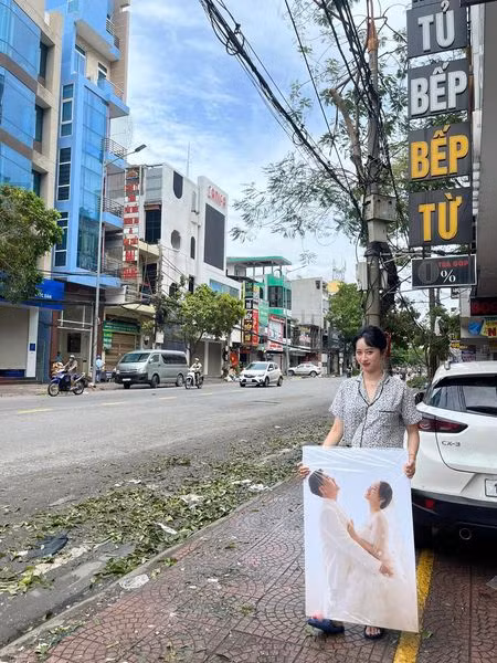 Trà My hiện đang kinh doanh một cửa hàng phụ kiện, trang cá nhân của cô dâu mới cũng có hơn 10.000 người theo dõi.