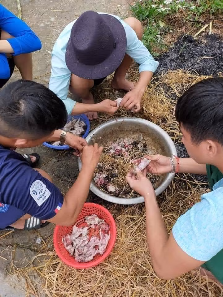Có lẽ thịt chuột ngon không chỉ bởi tự mùi vị của bản thân nó, mà còn bởi cái không khí vui vẻ, phấn khởi của người dân khi vừa thu hoạch một vụ mùa, và bởi niềm vui khi cùng nhau đi bắt, làm thịt, chế biến.