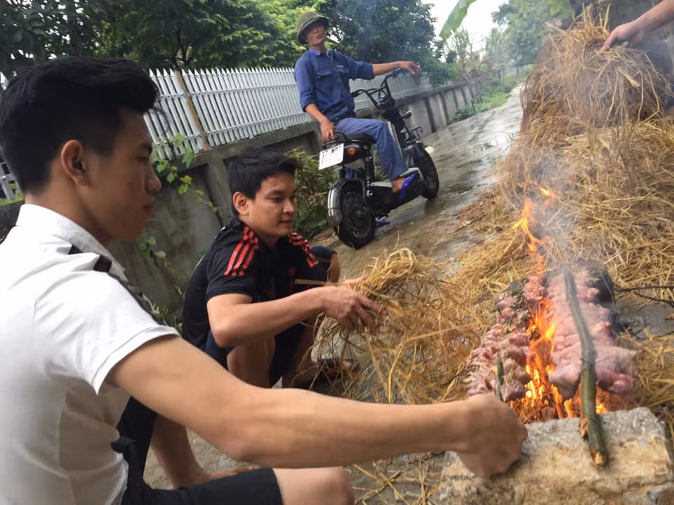 Món thịt chuột cũng là đặc sản người dân vùng Yên Thành - Nghệ An dùng để tiếp đãi khách quý. Một ly rượu quê ấm nồng nhâm nhi với chút thịt chuột vàng ươm thơm thơm những ngày mưa thì còn gì bằng. (Ảnh: Facebook)