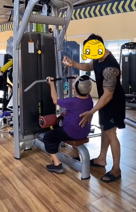 Được biết, cụ Tứ có niềm đam mê đặc biệt với thể thao. Theo đó, trong suốt hơn 20 năm qua, cụ bà luôn duy trì việc dậy từ 4 giờ sáng để đọc kinh, 5 giờ đi bộ.