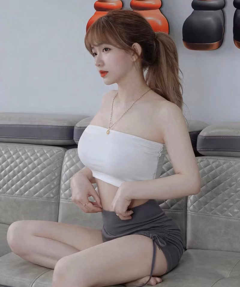 Thùy Trang theo đuổi phong cách nữ tính, gợi cảm.