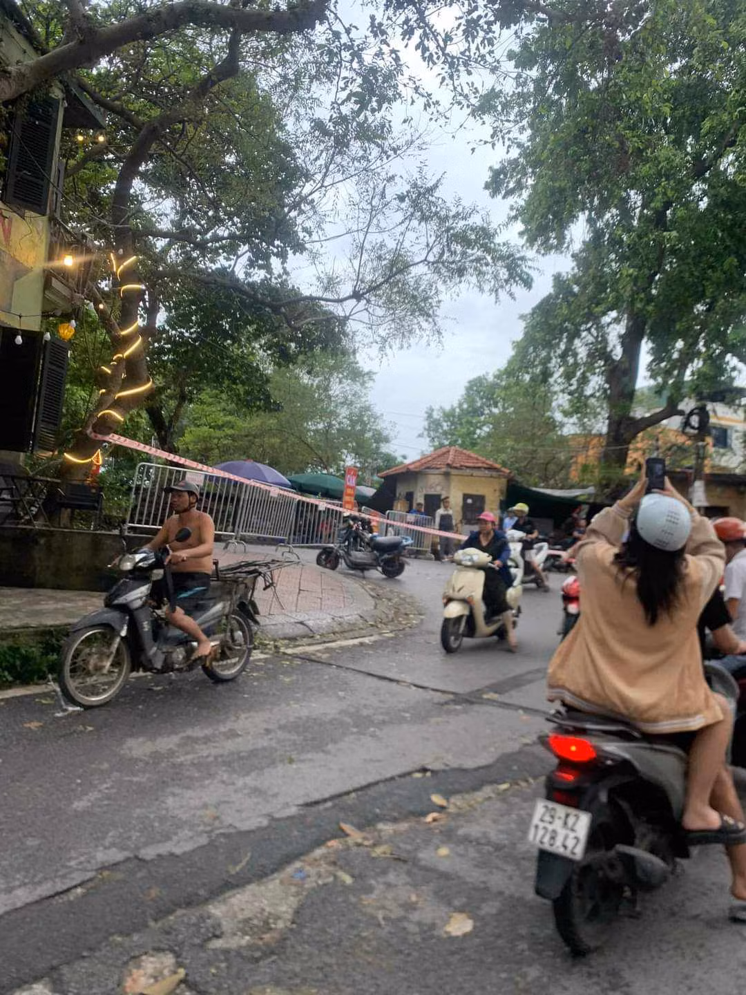 Được biết, Tổng Cty đường sắt Hà Nội đã có văn bản đề nghị Ủy ban nhân dân thành phố Hà Nội cấm tất cả người và các phương tiện tham gia giao thông trên cầu Long Biên từ 14h ngày 10/9/2024 cho đến khi nước rút đủ điều kiện an toàn.