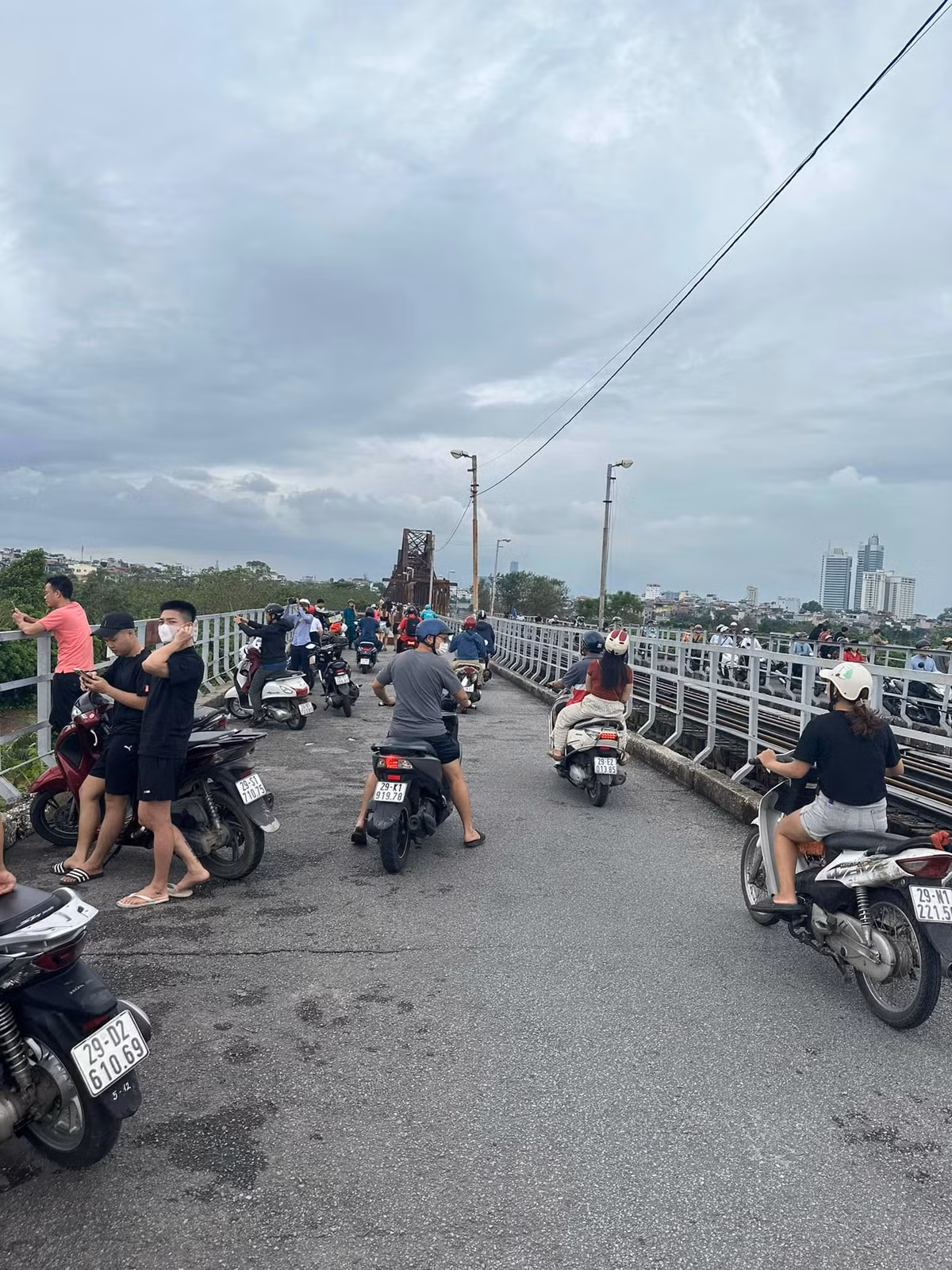 Cộng đồng mạng bày tỏ vô cùng khó hiểu, phẫn nộ trước hành động của những người dân trong loạt ảnh: "Ủa gì vậy trời, nhà nước và các cơ quan ban ngành thì ra rả ra công điện khẩn ứng phó bão lũ, mình thì ra đây ngắm nước sông Hồng có màu gì à", "Bớt qua cầu, qua sông giùm cái trời ơi. Chưa biết sợ hay sao á chứ", "Nhỡ có truyện gì xảy ra thì lại bảo tại số, đến chịu cái ý thức".