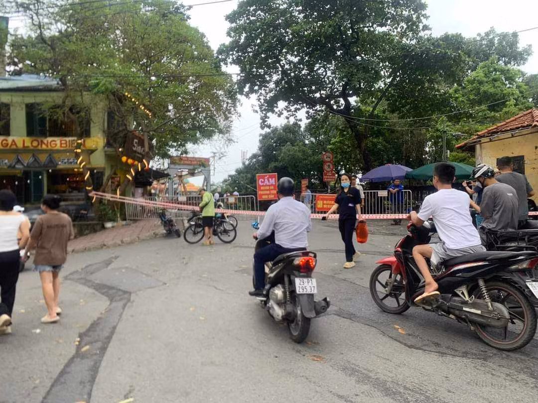 Biển cấm các phương tiện lưu thông qua cầu đã được đặt ở đầu cầu, có nhân sự đứng tại đây để đảm bảo không có phương tiện nào tiếp tục lên cầu. (Ảnh: Facebook)