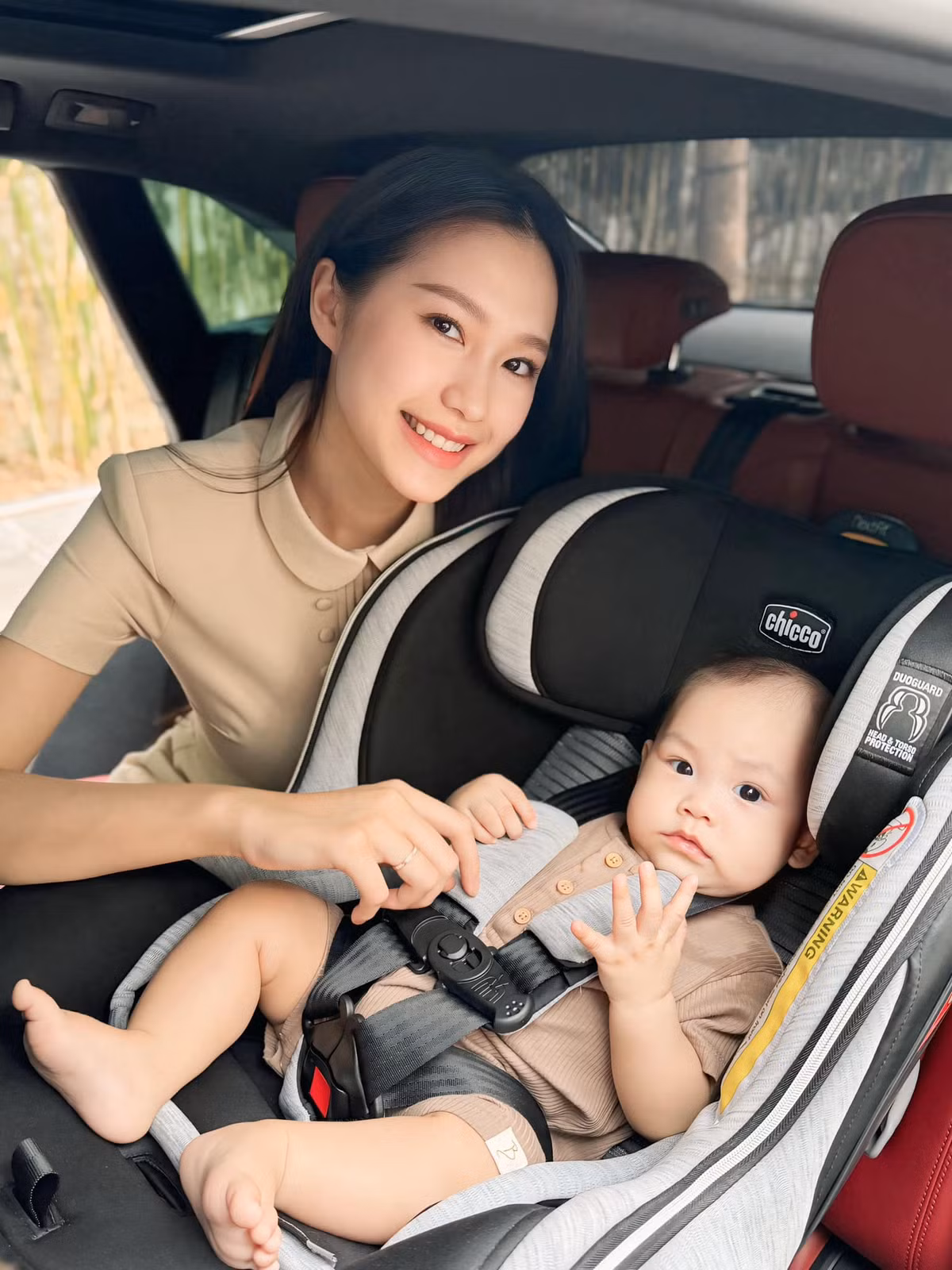 Sau khi về chung nhà, Đoàn Văn Hậu và Doãn Hải My thường xuyên chia sẻ cuộc sống gia đình hạnh phúc, cùng nhau chăm sóc con trai.