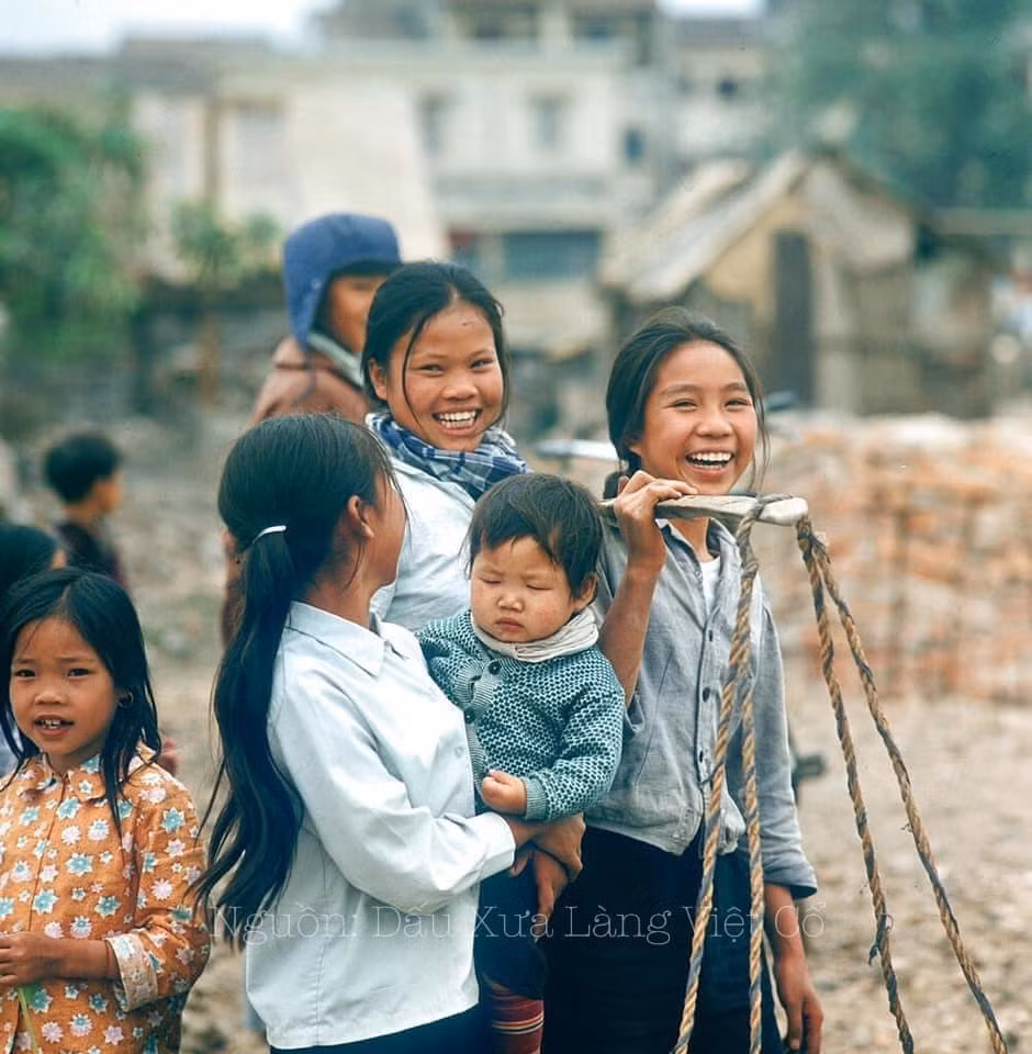 Nụ cười trên môi những đứa trẻ ngày ấy...