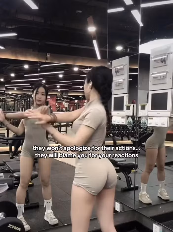 Trên trang cá nhân, cô cũng đăng tải clip diện bộ đồ này trong phòng gym, cho thấy outfit trên là trang phục tập gym của mình.