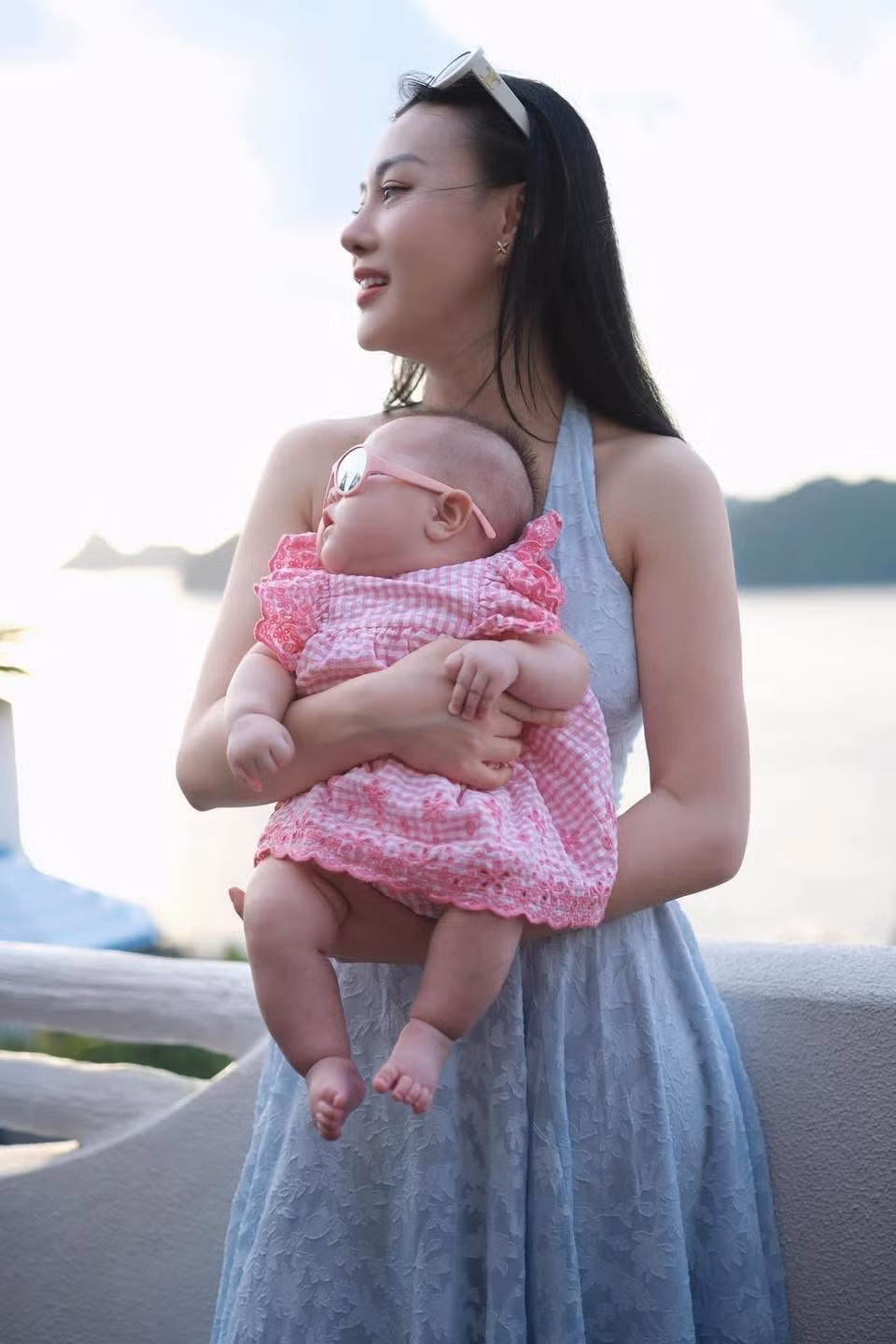 Dù mới sinh nở không bao lâu, tuy nhiên có thể thấy Phương Oanh đã về dáng, cô nàng tự tin diện chiếc váy tôn dáng.