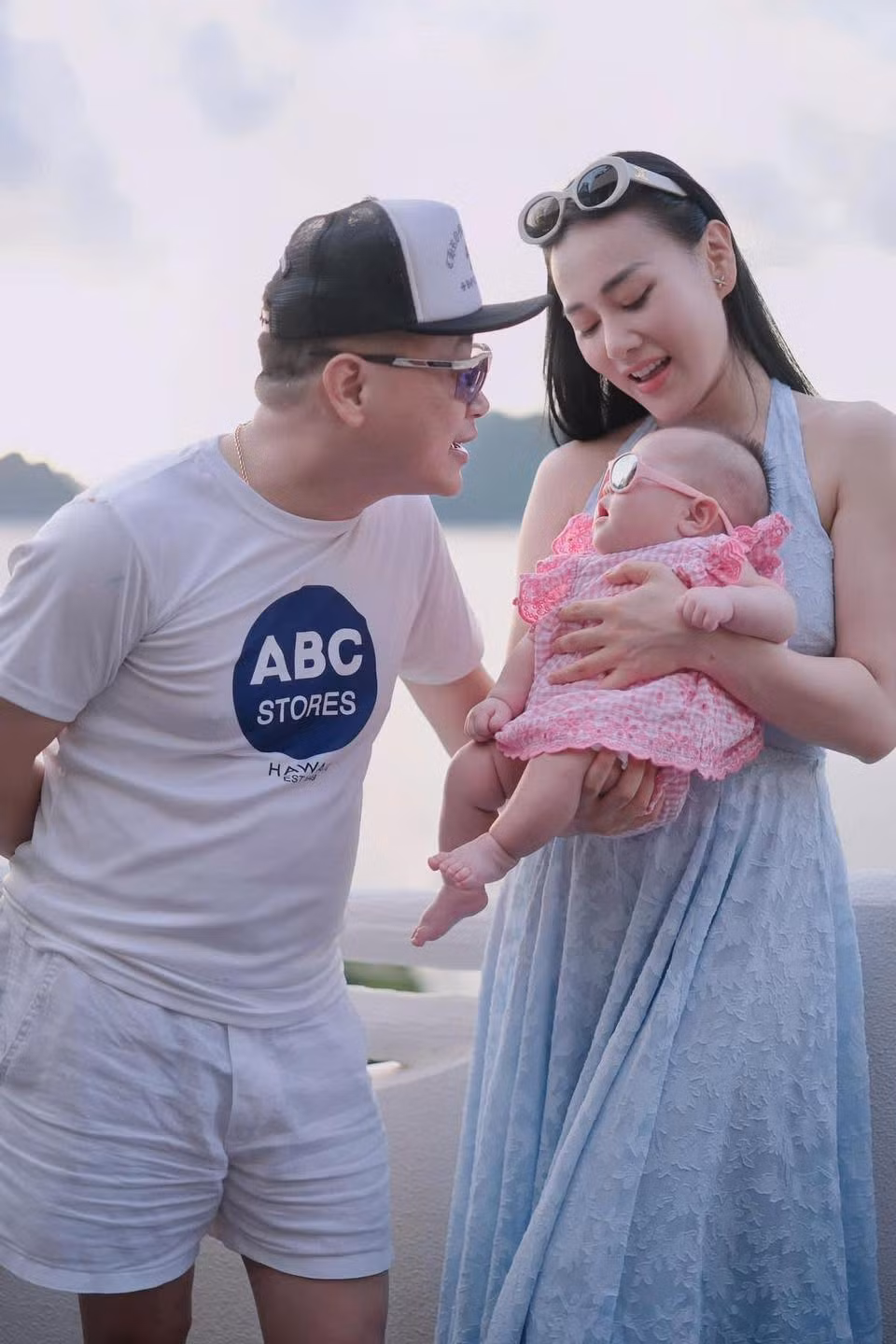 Phương Oanh chia sẻ đây là chuyến du lịch đầu tiên của Jimmy và Jenny.