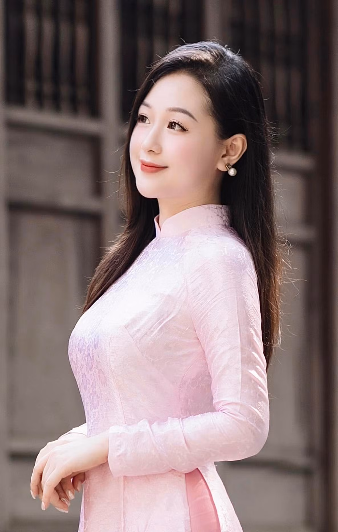 Nguyễn Mỹ Linh từng được mệnh danh là "cô giáo hot nhất mùa khai giảng" năm 2023 bởi loạt ảnh được chụp lại trên sân trường vào ngày khai giảng năm học. Trong loạt ảnh "chào thu" được đăng tải lên trang cá nhân, cô nàng diện tà áo dài màu hồng nhạt, buông tóc dịu dàng, toát lên vẻ đẹp người con gái Á Đông.