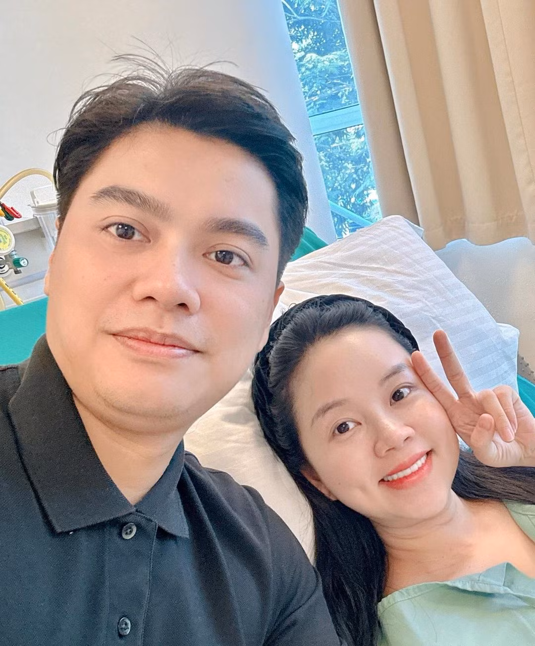 Dù mới trải qua cuộc vượt cạn, Ly Kute vẫn cười tươi rạng rỡ bên chồng.