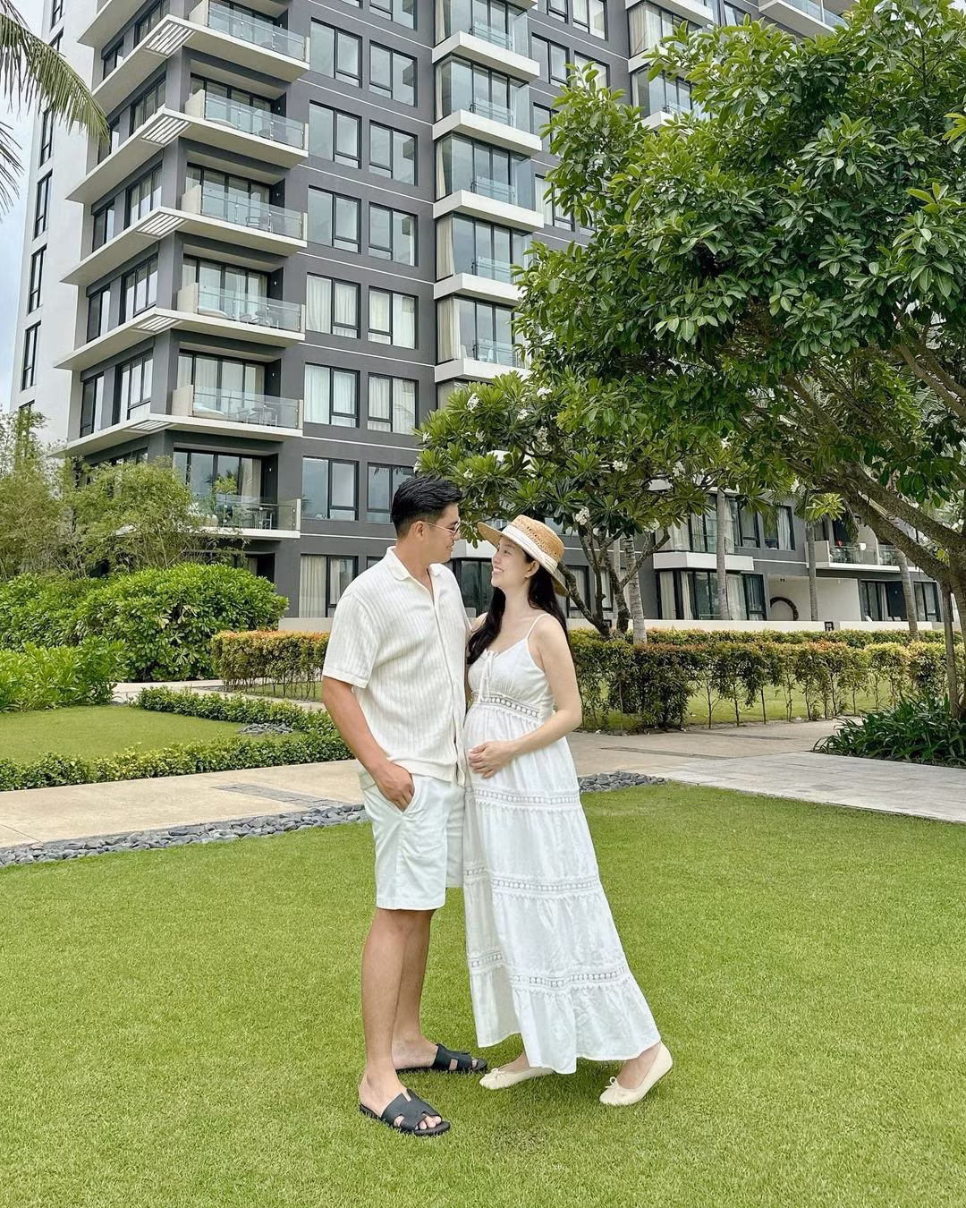 Sau khi lên xe hoa với ông xã Ngọc Sơn vào tháng 10/2023, Ly Kute không ngại khoe những khoảnh khắc ngọt ngào của 2 vợ chồng lên trang cá nhân.