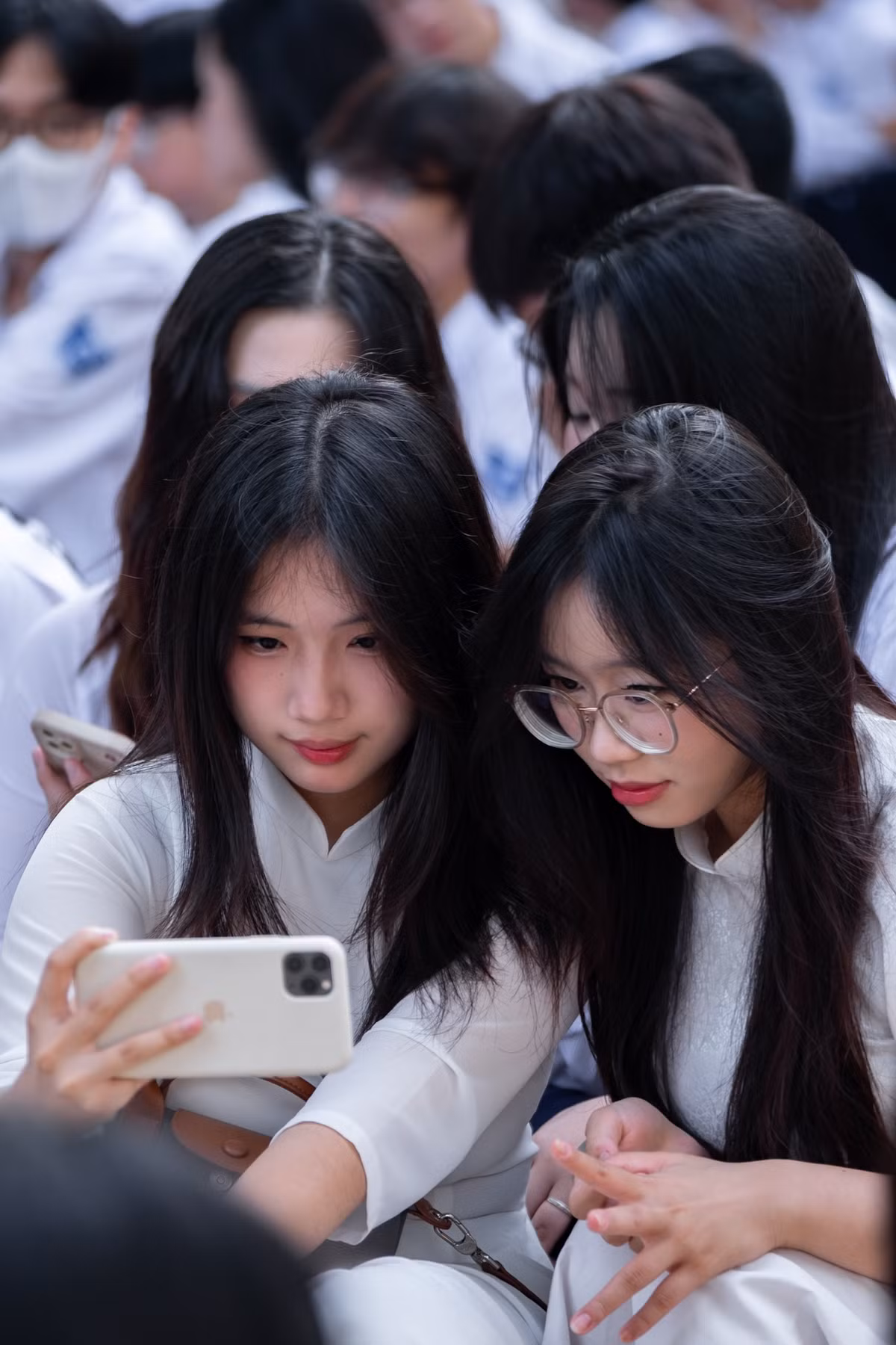 Diện áo dài trắng, nhìn nữ sinh nào cũng nhẹ nhàng hơn (Ảnh: Lữ Phụng Tiên)