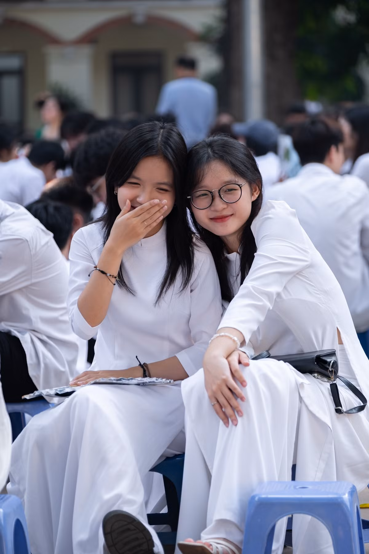 Nụ cười dễ thương của cặp đôi bạn thân đốn tim người đối diện. (Ảnh: Lữ Phụng Tiên)