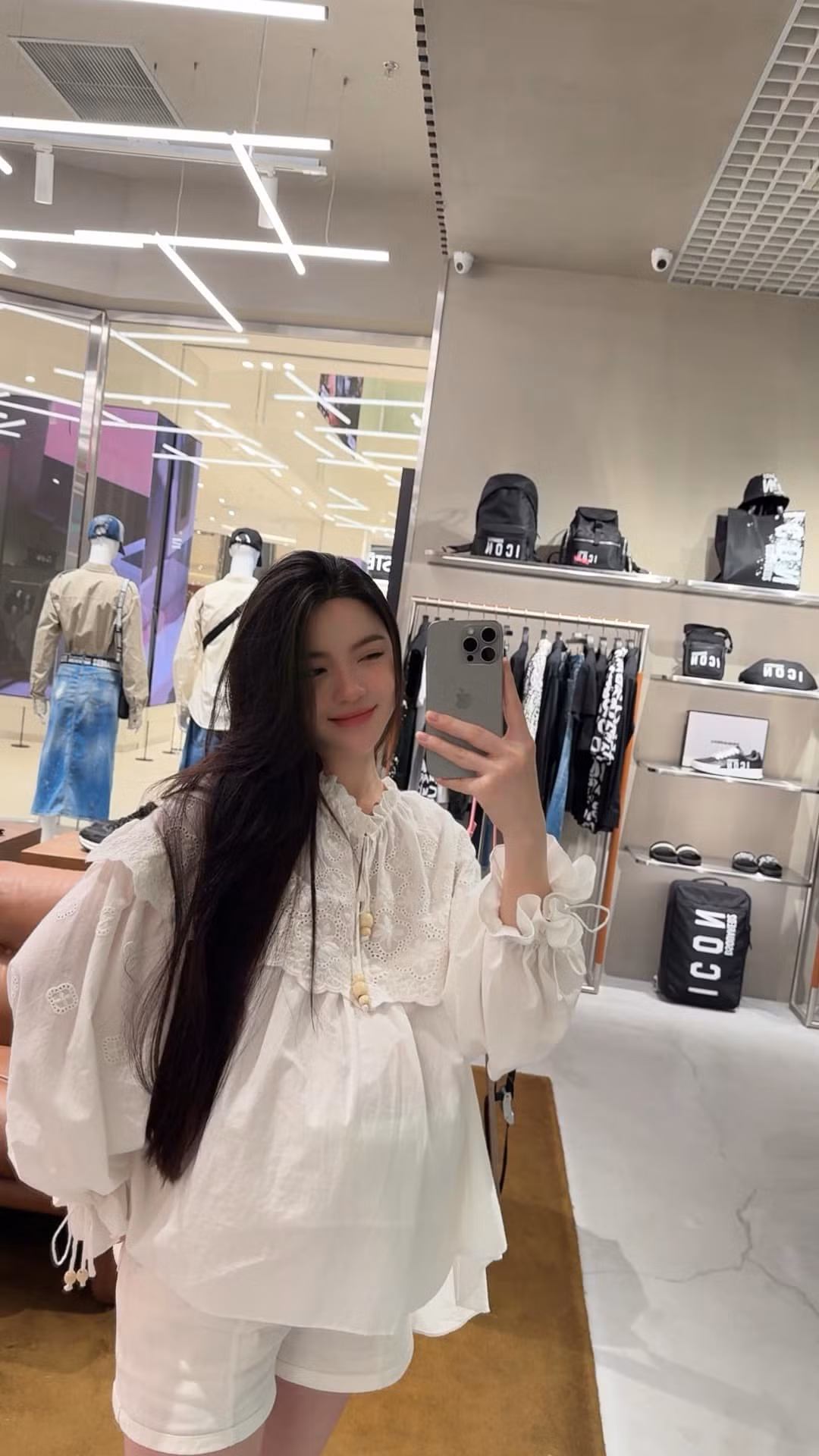 Trước đây, Chu Thanh Huyền từng vướng vào nghi vấn phẫu thuật thẩm mỹ. So sánh với những hình ảnh trước, có thể thấy rõ nhan sắc cô nàng có sự thăng hạng rõ rệt. (Ảnh: FBNV)