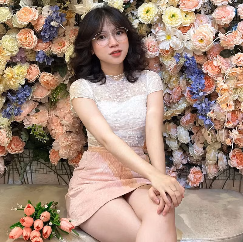 Thu Hằng có phong cách ăn mặc nữ tính, nhẹ nhàng.