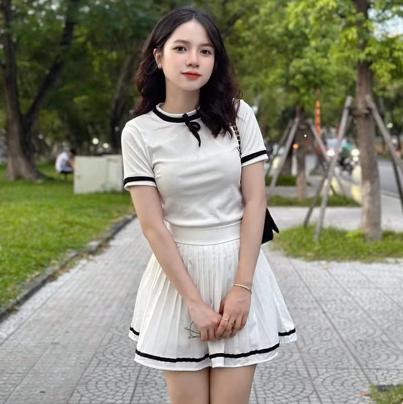 Kể từ khi nổi tiếng nhờ bức ảnh đi học quân sự, Thu Hằng lấn sân sang lĩnh vực mẫu ảnh.