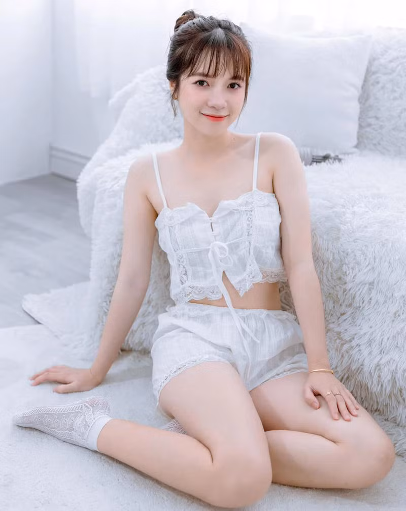 Bên cạnh gương mặt xinh xắn và nụ cười tỏa nắng, Đào Thu Hằng còn được biết đến là một cô gái vô cùng đa tài. Cô bạn vừa biết chơi đàn guitar lẫn ukulele, lại vừa biết hát.