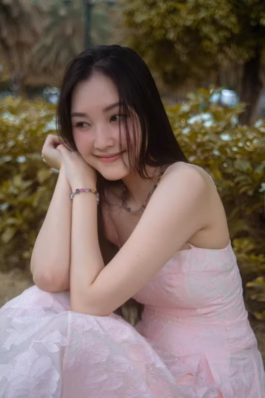 Dù tuổi đời còn trẻ, người đẹp đã điều hành một cửa hàng áo dài truyền thống cung cách Huế, được nhiều tên tuổi trong làng giải trí như Diễm My 6X, Hoàng My... ủng hộ.