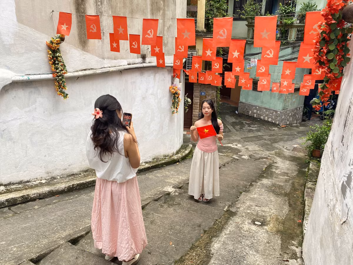 Từ sáng sớm, rất nhiều người đã có mặt ở con ngõ nhỏ. Lượng người đến quá đông, hầu hết mọi người đều phải đứng xếp hàng để đến lượt chụp hình.