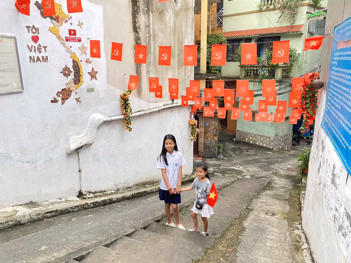 Không chỉ các bạn trẻ, nhiều phụ huynh đưa con của mình đến để chụp hình.