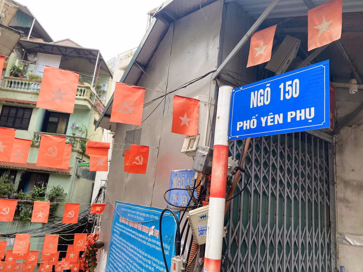 Nằm khiêm tốn trên phố Yên Phụ nhỏ, con ngõ 150 Yên Phụ được người dân trang trí với những hàng lá cờ nhỏ Quốc kỳ và Đảng kỳ cùng những lá Quốc kỳ lớn.