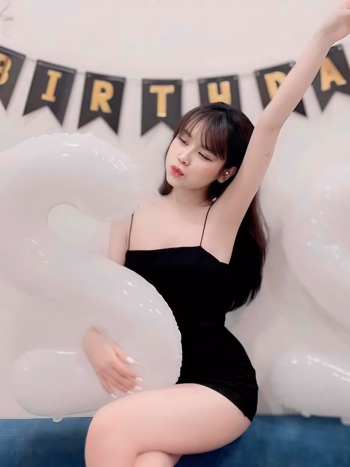 Được biết, cô gái có cái tên như vậy bắt nguồn từ lời ước hẹn của bố mình và và bác bạn thân hồi trẻ. Theo đó ai lấy vợ, sinh con gái trước sẽ đặt tên con theo loài hoa gạo. Mà loài hoa này còn được người Tây Nguyên là hoa Pơ-lang. Vì thế khi có con gái đầu lòng, người bố quyết định đặt tên con là Triệu Plan theo như hẹn ước năm xưa