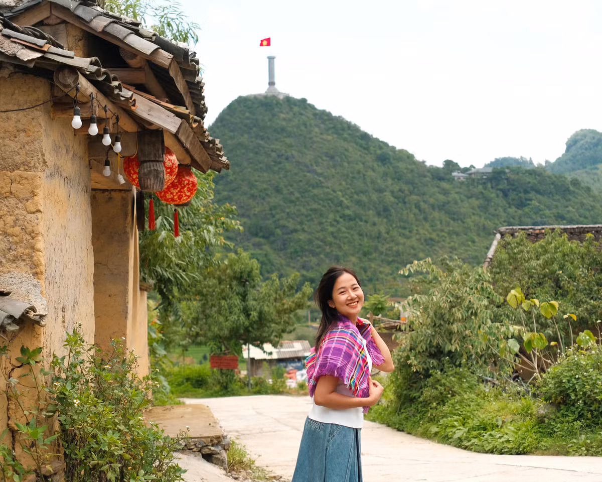Năm 2023, Phượng quyết định tới đây, thuê một căn nhà trình tường cũ và cải tạo làm chốn nghỉ dưỡng. Đây là nơi cô nghỉ ngơi sau những bộn bề tại Hà Nội, cũng là chỗ cô đón tiếp bạn bè, người thân và cả những vị khách mê du lịch khi tới Đồng Văn.