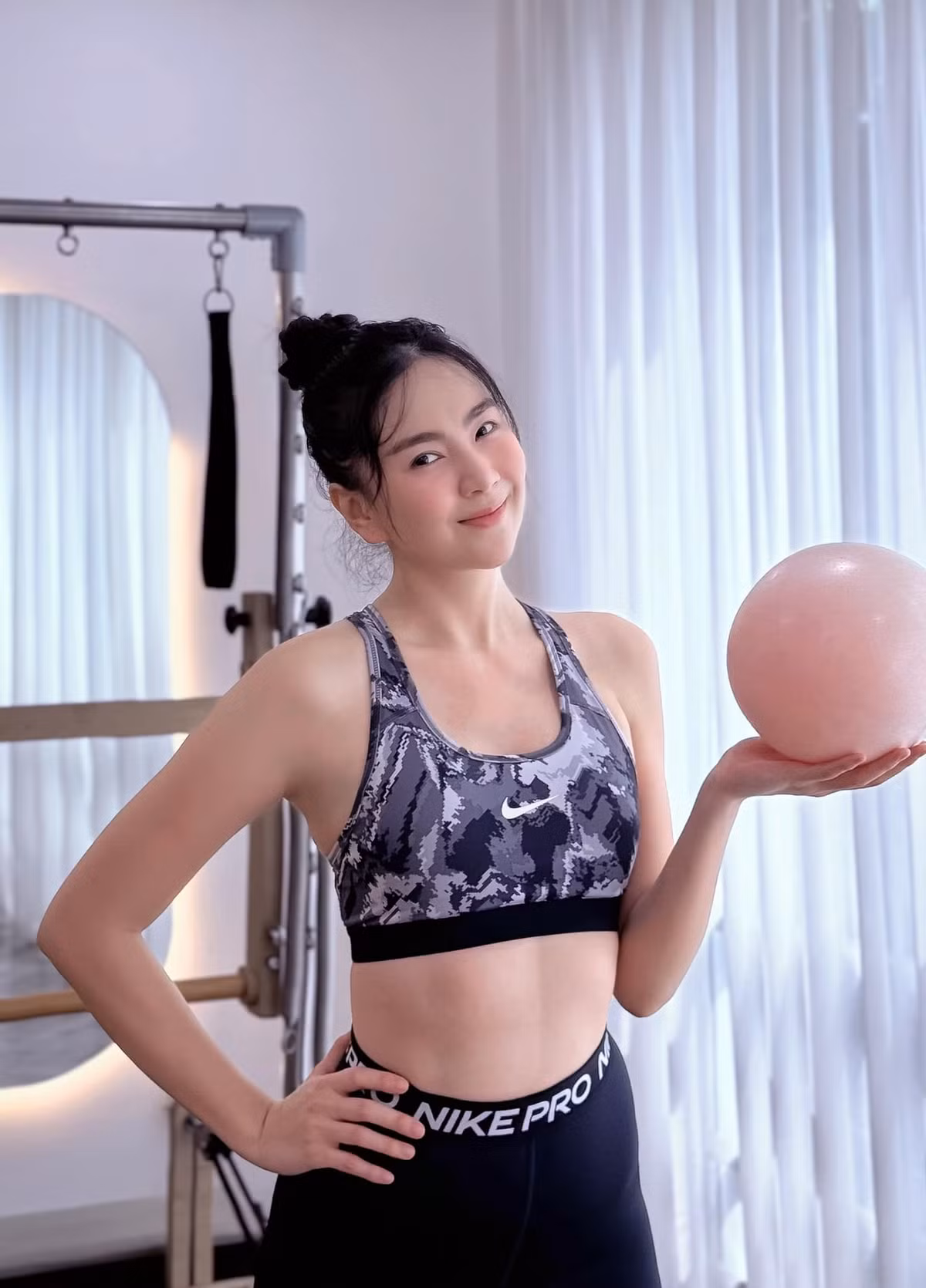 Mai Ngọc cũng dành nhiều thời gian tập luyện để có thân hình săn chắc.