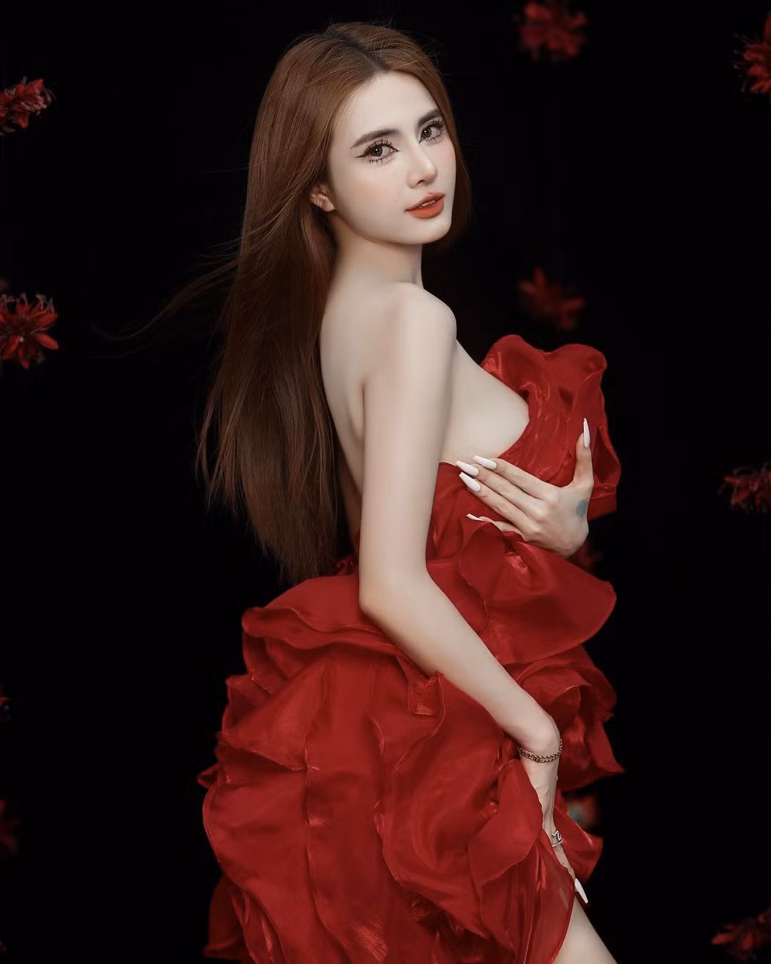 Hiện tại, cô nàng sống cuộc sống vui vẻ, hài lòng với những gì mình có và thường xuyên tận hưởng những chuyến du lịch sang trọng.