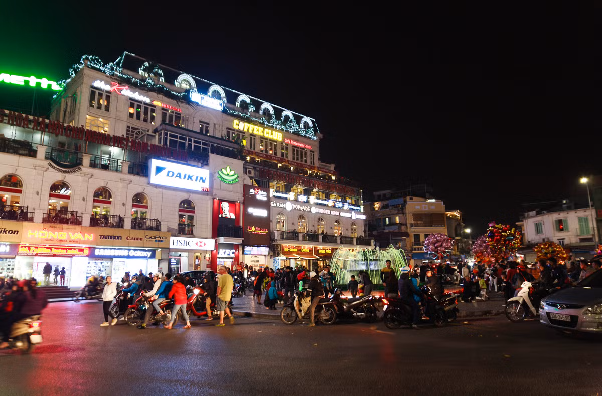 Như đã biết, năm nay TP Hà Nội quyết định không bắn pháo hoa đêm giao thừa Tết Nguyên đán Đinh Dậu 2017 với mục đích tiết kiệm, dành ngân sách chăm lo Tết cho người nghèo. Đêm giao thừa không có màn bắn pháo hoa tạo ra không ít ảnh hưởng, thay đổi trong hoạt động vui chơi, đón giao thừa và tận hưởng không khí Tết của người dân.