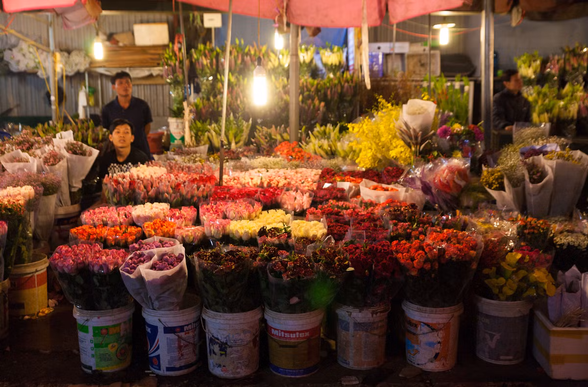 Làm việc mệt mỏi, vất vả, nhiều người bán hàng tỏ ra khó chịu khi có người quay phim, chụp ảnh tại quầy mà không mua hoa. Nhiều người thậm chí còn xua đuổi hoặc đòi tiền phí nếu như khách "đứng trước quầy quá lâu".