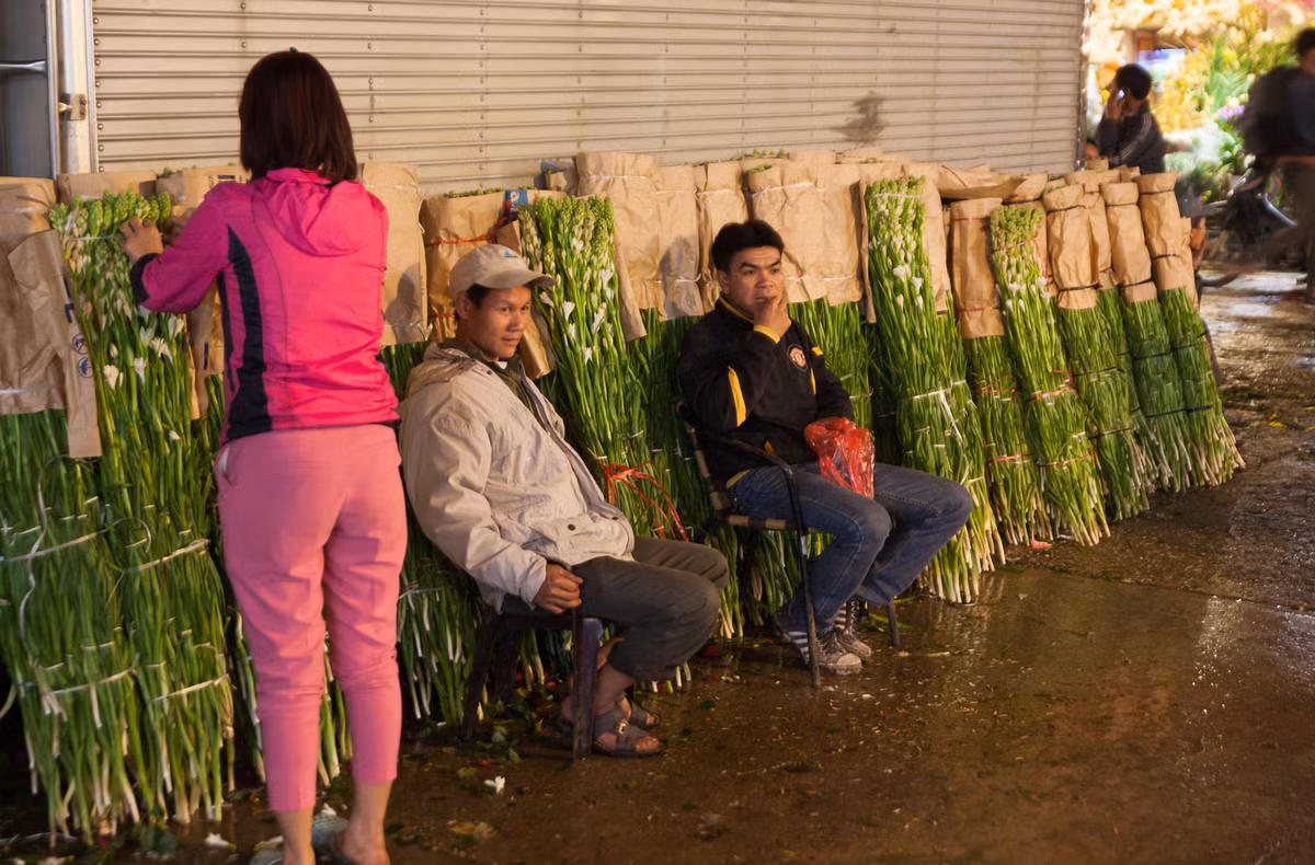 Anh Trần Văn Sơn - một lái buôn hoa ly đến từ Hải Dương - chia sẻ: "Nhà tôi 4-5 người đều bán hoa ở đây, bán cả ngày và thay phiên nhau. Xe chở hoa lên mỗi ngày 2 chuyến, vừa bán lẻ, vừa bán buôn. Đến 29 Tết là mệt lắm rồi! Khách vãn thì chúng tôi cũng nghỉ thôi".