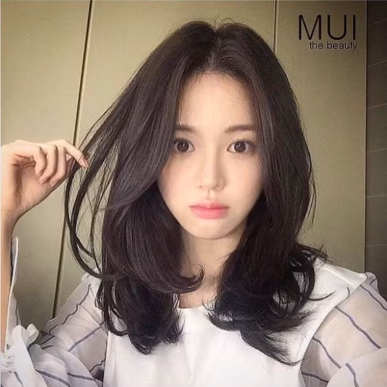 Kết hợp cùng phần mái dài bồng bềnh là những lọn xoăn sóng to tạo cảm giác tóc dày dặn hơn.