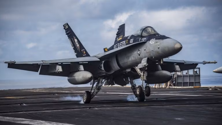 Vào ngày 2/10, chiếc F/A-18C Hornet cuối cùng của Hải quân Mỹ đã được giao cho phi đội tiêm kích (VFA) số 106 để thực hiện chuyến bay trực chiến chính thức cuối cùng tại một căn cứ không quân hải quân.