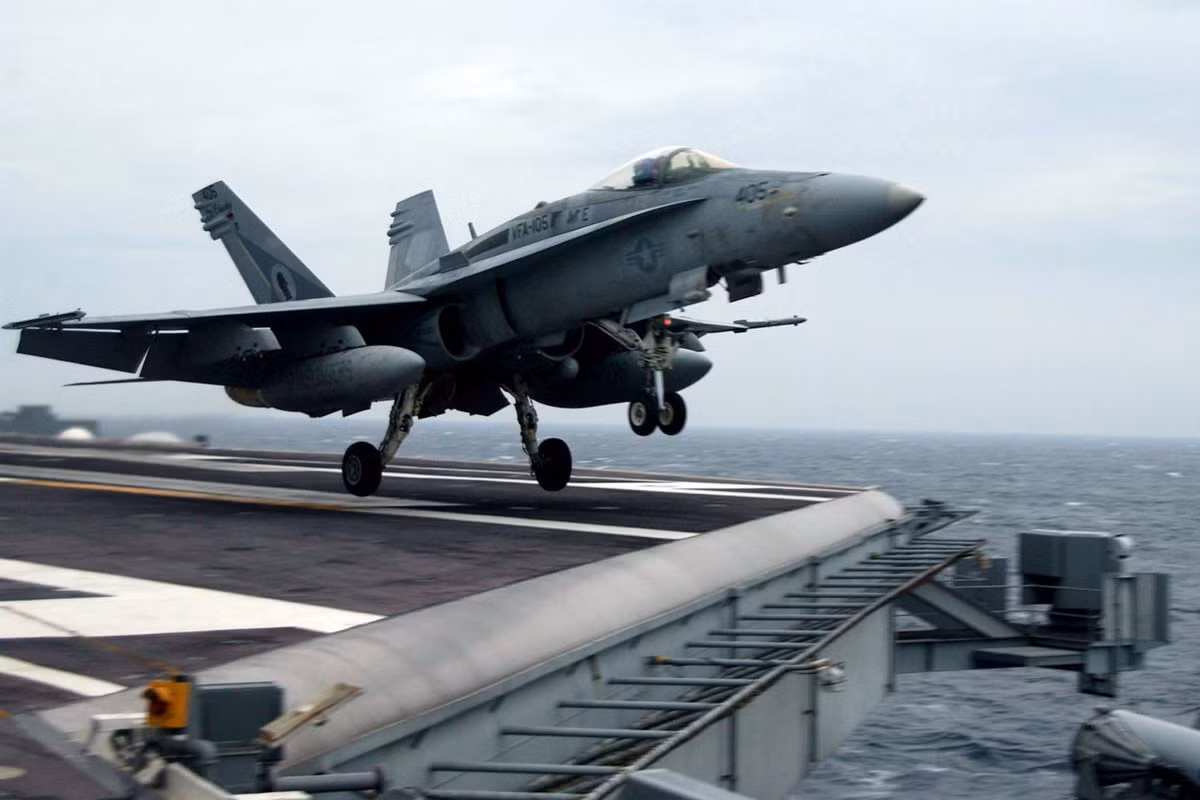Chuẩn đô đốc Becker nói thêm rằng dòng tiêm kích hạm F/A-18C đã có thời gian phục vụ đáng ngưỡng mộ trong hơn 30 năm và nêu bật lịch sử của nó trong ngành hàng không hải quân.