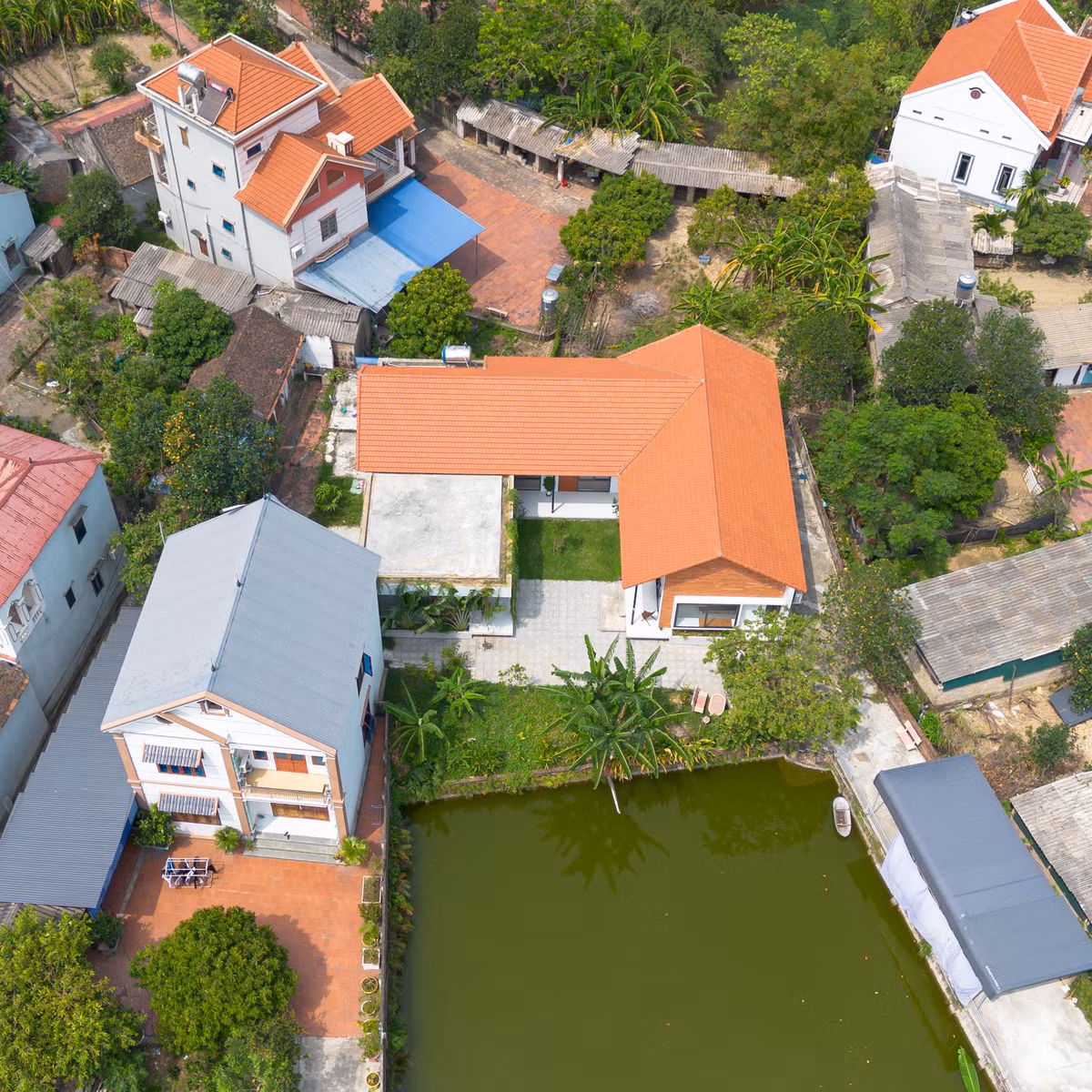 Tọa lạc tại xã Trung Giã (Sóc Sơn, Hà Nội), SS House là ngôi nhà cấp 4 với những khu vườn và hồ nước phía trước. Tại đây, các thành viên sẽ tránh xa sự ồn ào ở bên ngoài để tận hưởng cảm giác thư thái và gần gũi tự nhiên. Ảnh: Lê Trung